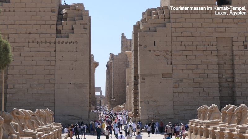 Massentourismus im Karnak-Tempel, Luxor, Ägypten